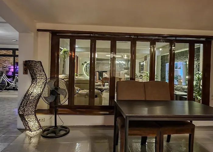 Makati Royale Luxury 4-bedroom Holiday home