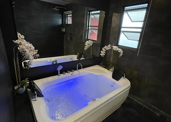 Makati Royale Luxury 4-bedroom Holiday home *